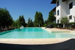 piscina con scala rivestita in pvc color sabbia 